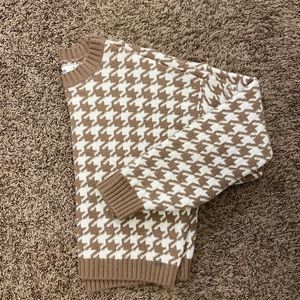Hollister brown & white houndstooth sweater